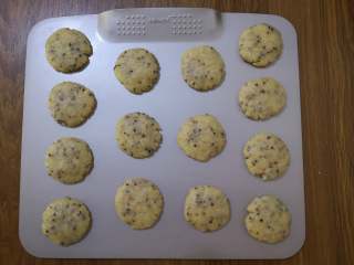 8、酥香+营养+三色藜麦桃酥,将面团等分成27克左右的小面团，揉圆按扁，放在烤盘上。桃酥表面可以刷蛋液，也可以不刷蛋液。