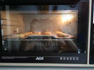 9、酥香+营养+三色藜麦桃酥,烤箱预热，上火180度，下火170度，预热完成，将烤盘置于烤箱内倒数第二层。烤制18分钟，取出晾凉即可。