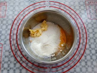 4、椰蓉面包卷,取一只干净的盆子，把辅料全部放进去