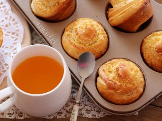 14、椰蓉面包卷,金黄的椰蓉面包卷超级的香