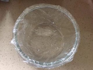 3、脆炸鲜牛奶,准备一个干净碗，内壁涂上薄薄一层菜籽油或者像我铺一层保鲜膜