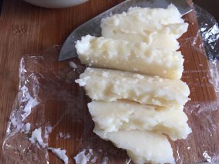 5、脆炸鲜牛奶,准备一个干净碗，内壁涂上薄薄一层菜籽油或者像我铺一层保鲜膜