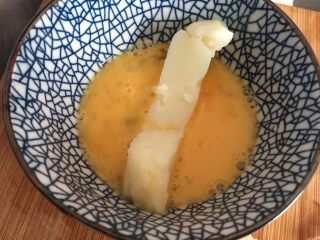 6、脆炸鲜牛奶,鸡蛋打散，牛奶条放入裹一层鸡蛋液