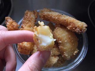 9、脆炸鲜牛奶,炸好忍不住就马上吃了一个，牛奶香甜浓郁