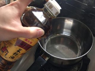 10、脆炸鲜牛奶,取一奶锅中倒入适量金龙鱼外婆乡小榨菜籽油，小火烧开，油沸腾至用筷子触锅底有气泡产生即可放入牛奶条