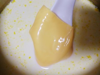 5、芝士烤牛奶,放入一片芝士。