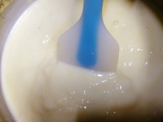 7、芝士烤牛奶,大约3分钟开始奶糊开始粘稠,最小火一直不停搅动推动锅底,以免糊底。
