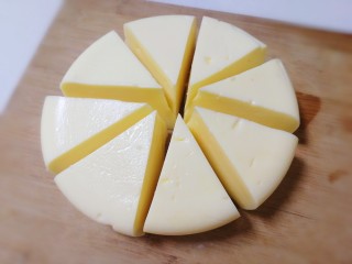 12、芝士烤牛奶,切成等份,奶块Q弹。烤箱210度,预热10分钟。