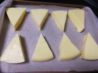 13、芝士烤牛奶,放入烤盘。