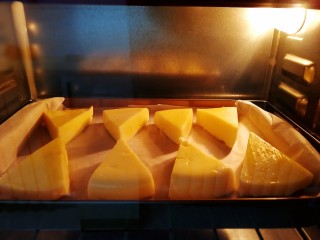 15、芝士烤牛奶,放入烤箱,210度烤,烤20分钟,烤至表皮焦黄。