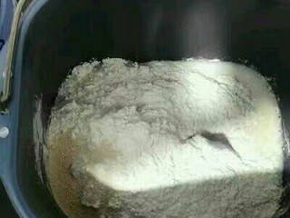 2、玫瑰面包,除黄油和豆沙馅外，所有材料放入面包桶，启动面包机和面25分钟以后加入黄油，继续和面15分钟