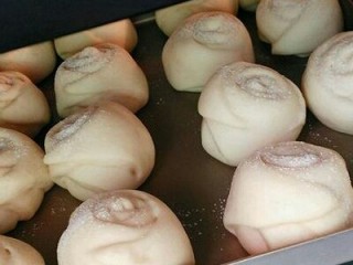 12、玫瑰面包,入烤箱2次发酵到两倍大小后，过撒一层高粉，烤箱170°预热，170°中层烤至15分钟即可