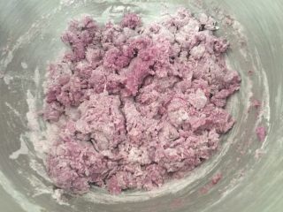 6、奶香紫薯迷你吐司,加入奶和鸡蛋,搅成絮状,开启厨师机和面程序5分钟