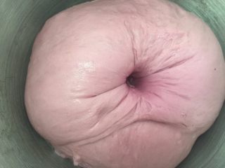 9、奶香紫薯迷你吐司,发酵至原来的2倍大,手指戳孔不塌陷不回缩即表示发酵完成