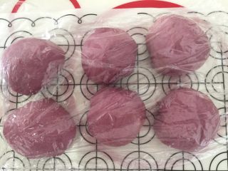 10、奶香紫薯迷你吐司,分成6等份,盖上保鲜膜防止风干