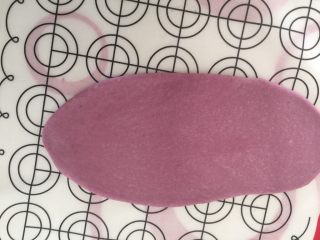 11、奶香紫薯迷你吐司,取一个面团擀成长牛舌型