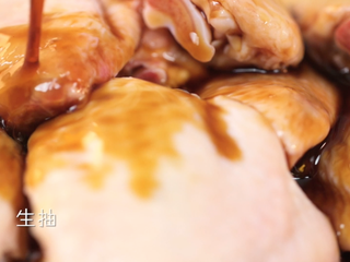 1、微波炉烤鸡翅,鸡翅倒入碗中，加入生抽