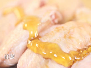 2、微波炉烤鸡翅,在鸡翅中加入蜂蜜