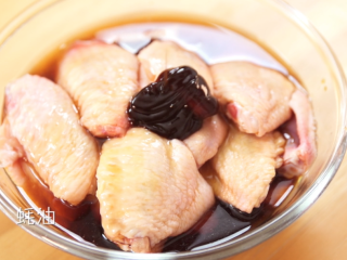 3、微波炉烤鸡翅,再加入少许蚝油