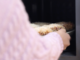 10、微波炉烤鸡翅,放入微波炉