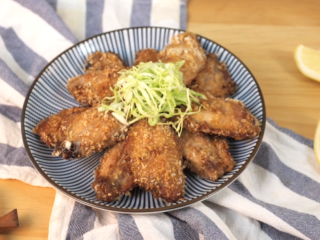 12、微波炉烤鸡翅,烤完后切些卷心菜，滴少许柠檬汁，就可以享用了