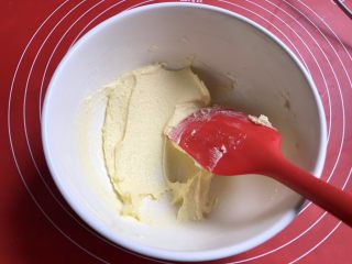 3、法式抹茶莎布雷酥球,不用打发，用刮刀碾拌均匀。