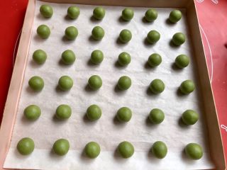 6、法式抹茶莎布雷酥球,把面团平分成36个小球，基本是6克一个。
