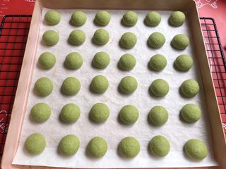8、法式抹茶莎布雷酥球,出炉。