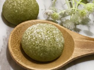 21、法式抹茶莎布雷酥球,糖粉要用防潮的。