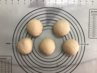 13、黄桃香酥面包,取出面团,排气后均分成5份,滚圆后盖上保鲜膜松弛15分钟。
