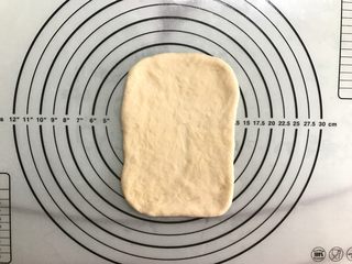 14、黄桃香酥面包,取一面团擀成长方形。