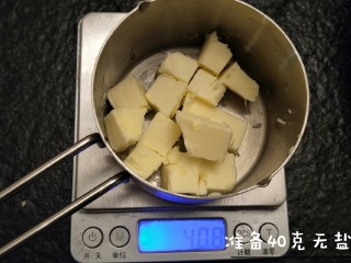 1、最经典浓郁巧克力奶酪蛋糕,准备40克无盐黄油。
