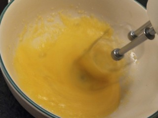 8、最经典浓郁巧克力奶酪蛋糕,分两次放入糖打发