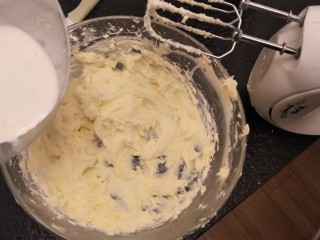 22、最经典浓郁巧克力奶酪蛋糕,这里的淡奶油要用冰箱里刚刚拿出来的。继续搅打，如果淡奶油倒下去，奶酪糊变稀的话就重新放入冰箱冷藏一会儿。