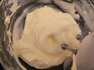 23、最经典浓郁巧克力奶酪蛋糕,继续打到柔顺。????