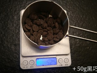 24、最经典浓郁巧克力奶酪蛋糕,准备50克黑巧克力。