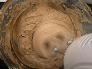 29、最经典浓郁巧克力奶酪蛋糕,低速搅打均匀。