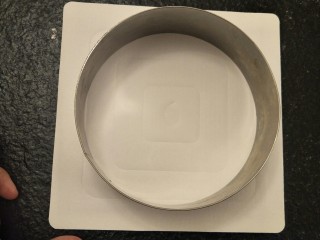 32、最经典浓郁巧克力奶酪蛋糕,准备一个六寸慕斯圈，奶酪糊装入裱花袋中。