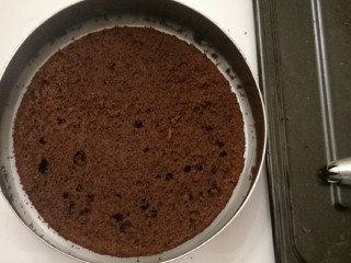 33、最经典浓郁巧克力奶酪蛋糕,蛋糕要比慕斯圈小一点，周围挤上奶油。