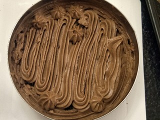 35、最经典浓郁巧克力奶酪蛋糕,在这第一层上面级上一层奶油。