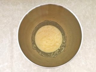 1、一次性发酵健康营养的白吐司,后油后盐法,除了油、盐和面粉外,其他材料加入厨师机,习惯先把酵母、糖、椰子粉、鸡蛋、酸奶、牛奶,加在一起,搅拌均匀后,再加入高筋面粉