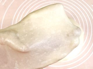 4、一次性发酵健康营养的白吐司,我习惯拿出来后,再在案板上摔打几下,使得面团均匀达到完全阶段,这个已经很均匀了