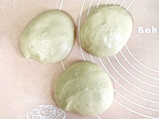 6、一次性发酵健康营养的白吐司,立即均分3份,团成圆形