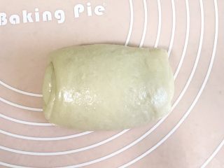 8、一次性发酵健康营养的白吐司,再翻过来,擀均匀,自上而下卷起来