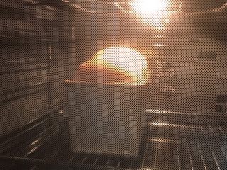 13、一次性发酵健康营养的白吐司,烤箱提前预热200度,将发酵好的吐司放进烤箱后,温度调到190度,烘烤40分钟,10分钟后,上色了注意盖锡纸哦