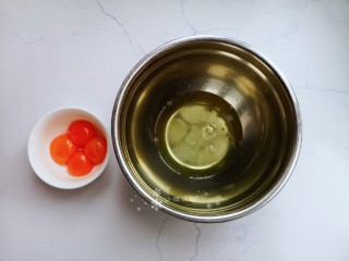 1、卡通肉松蛋糕,将蛋黄蛋清分离。