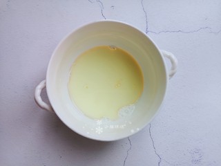 2、卡通肉松蛋糕,另取碗放入玉米油和牛奶。