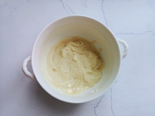 4、卡通肉松蛋糕,筛入面粉用刮刀翻拌均匀。