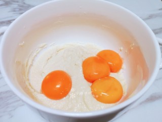 5、卡通肉松蛋糕,放入蛋黄翻拌均匀待用。蛋清加入白砂糖。