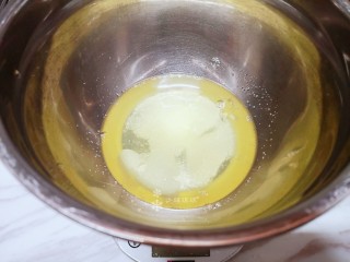 6、卡通肉松蛋糕,蛋清加入白砂糖，滴入几滴柠檬汁。